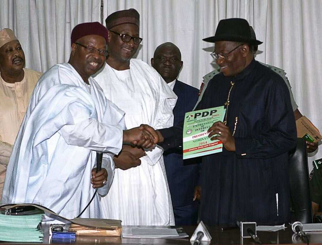 President Goodluck Jonathan (R) shakes hands with Alhaji Abubakar Mustapha (2nd L), and Ahmadu Adamu Mu'azu