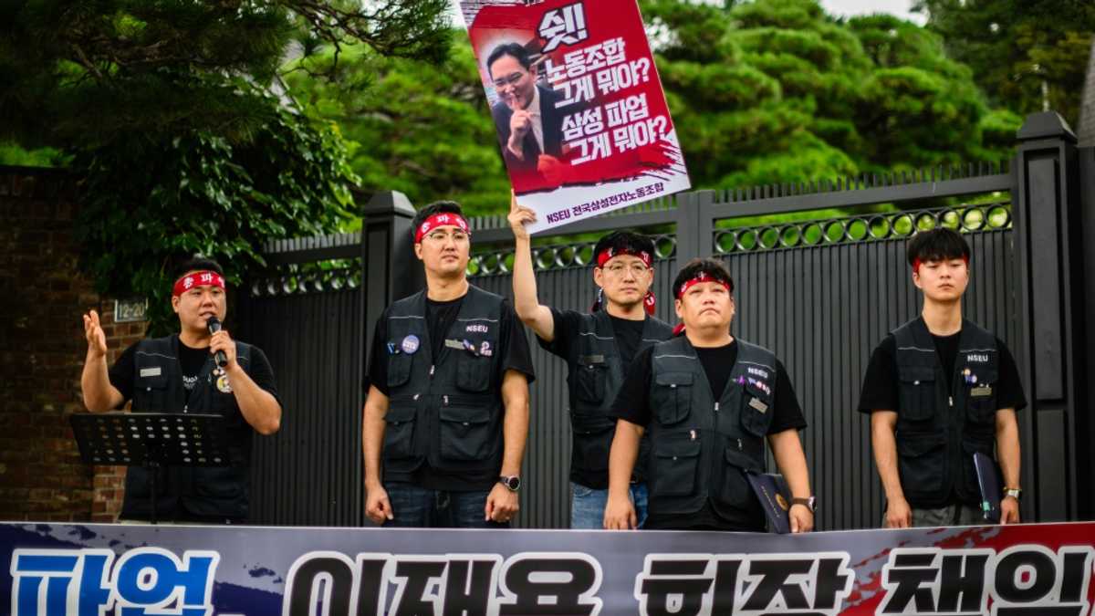 South Korea union pickets outside Samsung chairman's house