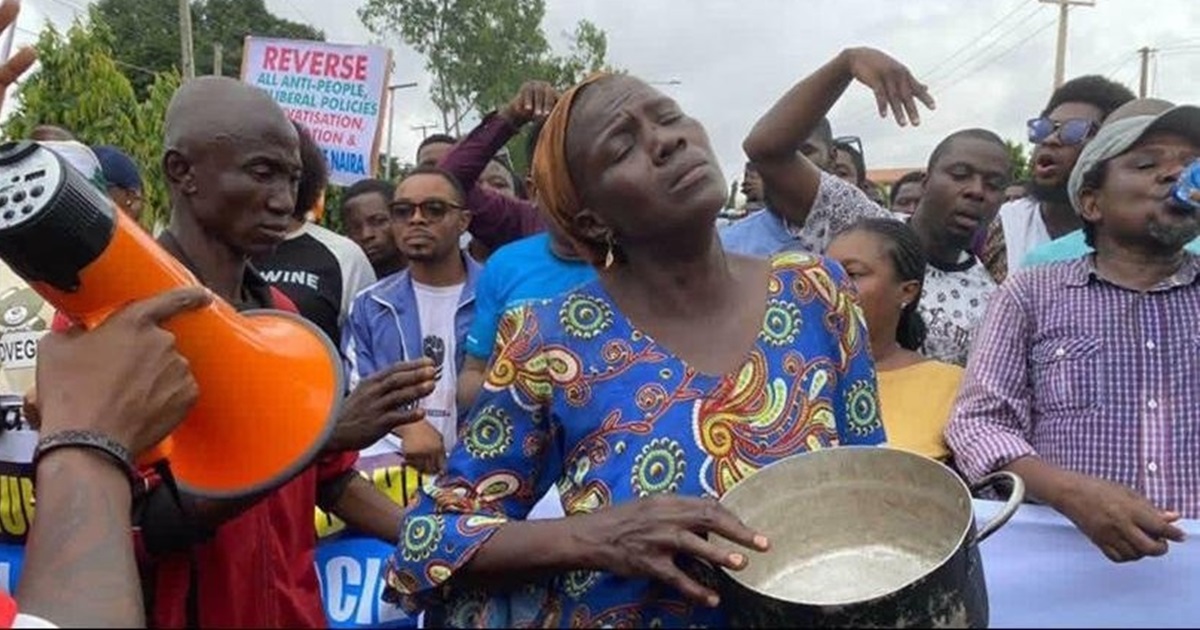 Woman goes viral after hitting protest ground with empty pot (IMAGES)