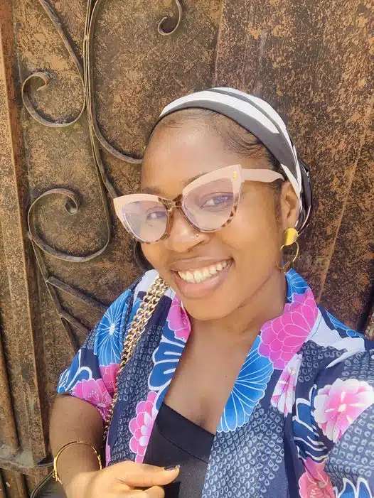 Lady blows hot after she was allegedly asked not to sit in front of church due to her sandals