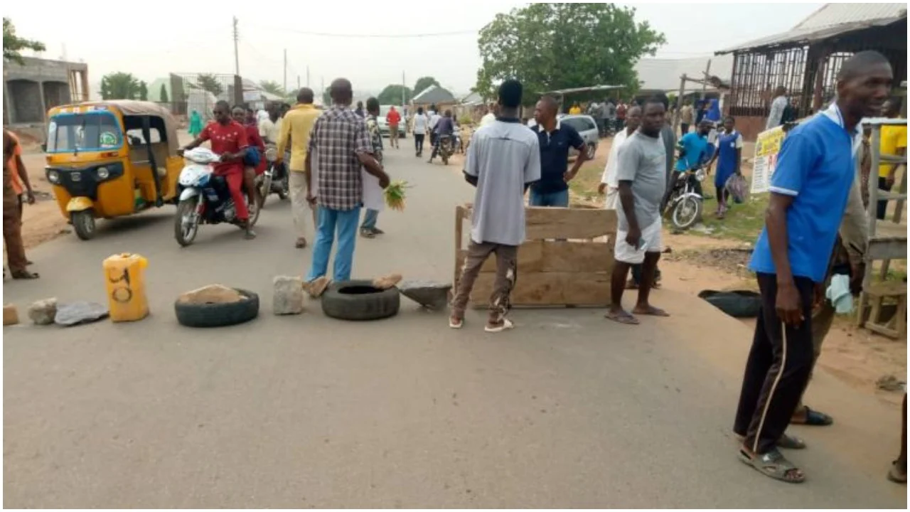 BREAKING: Protesters Block Jikwoyi-Kurudu Axis of FCT