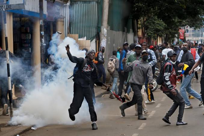 President Ruto's country boils again as Kenyan police fire tear gas