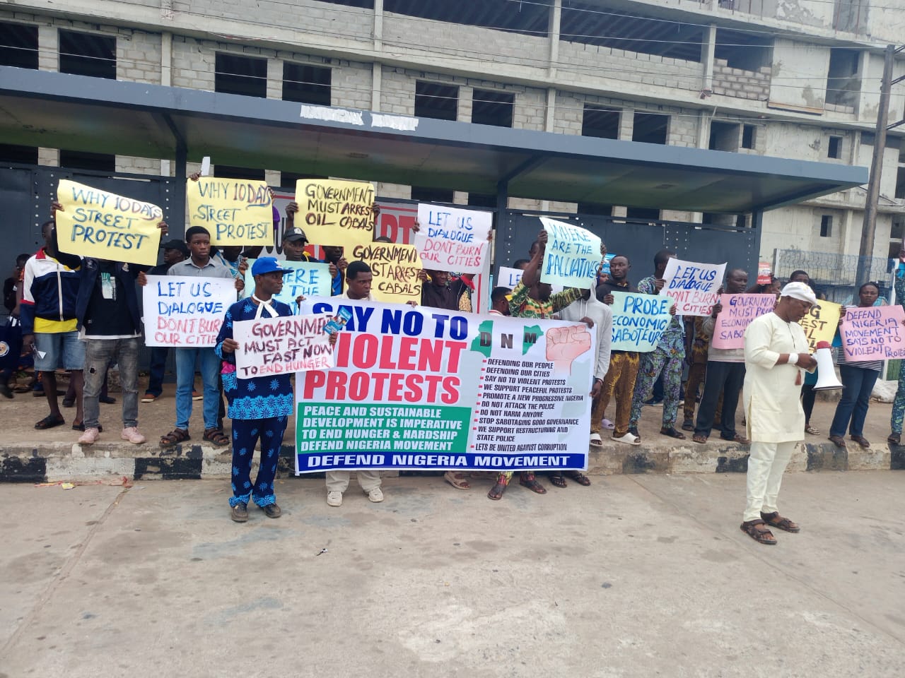 Pro-gov’t Protesters Occupy Lagos Secretariat As Residents Desert Streets  