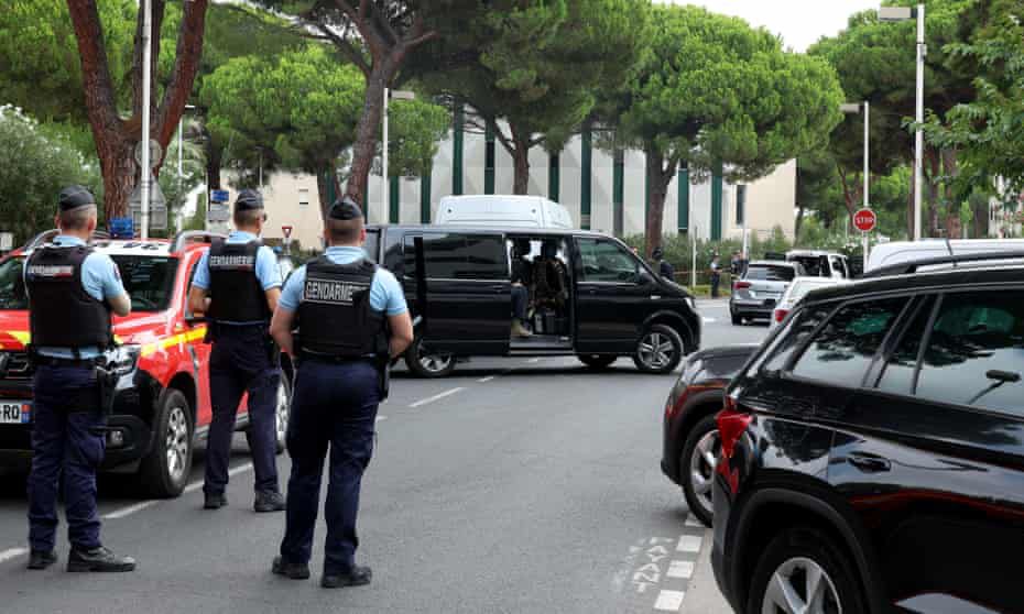 Security Beefed Up As Explosion Outside French Synagogue Injures Police Officer