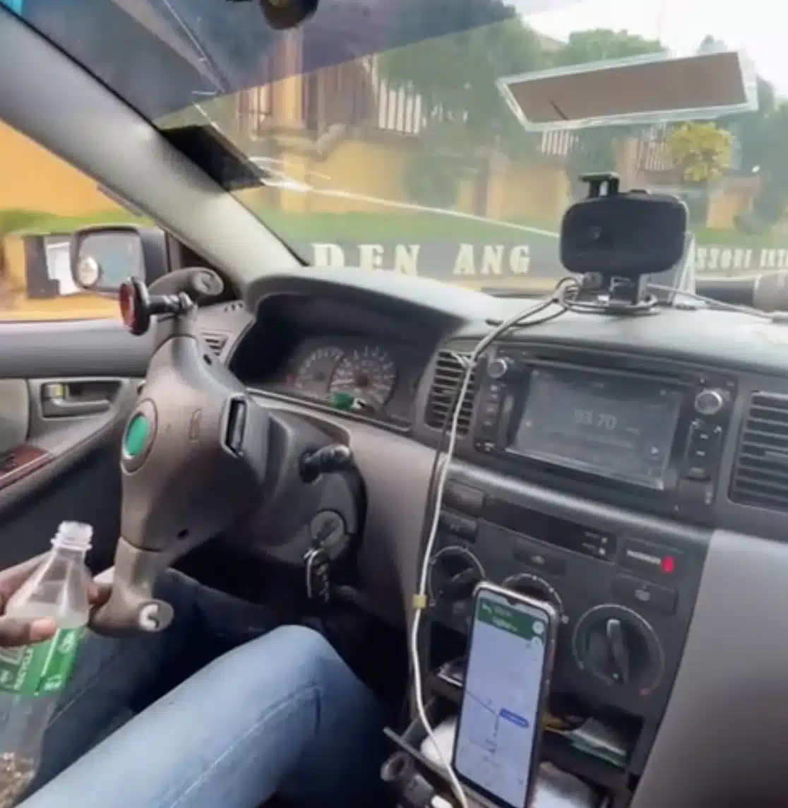 Passenger raises alarm over cab driver's steering wheel