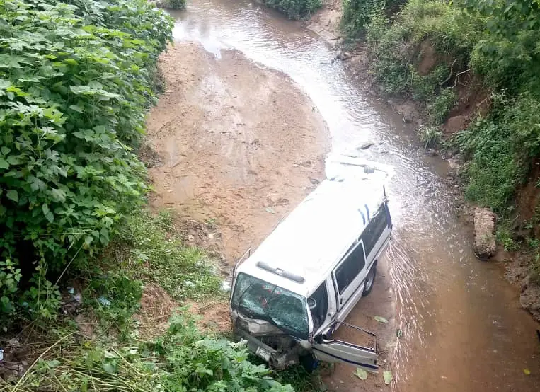 18-seater bus plunges into Kinnira river in Ogbomoso