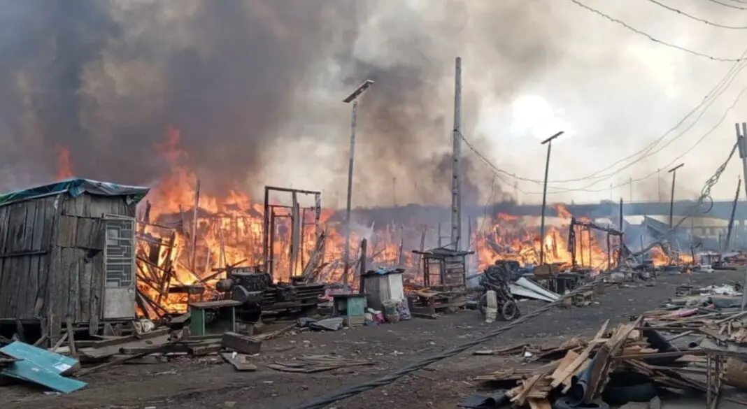 Fire razes plank market in Lagos