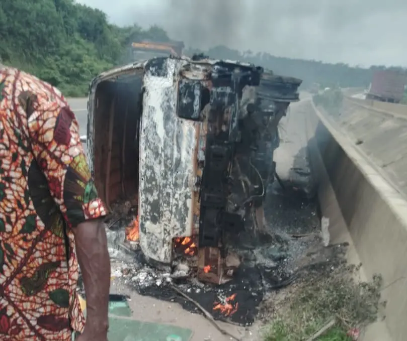 One dies, ten others injured in Ogun lone crash