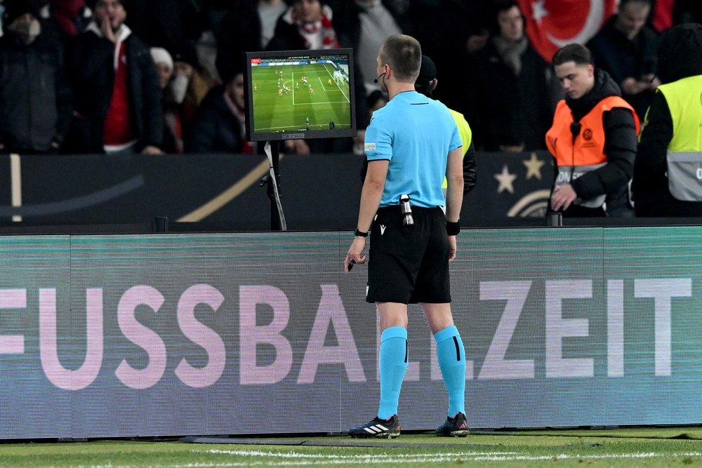 Premier League delays semi-automated offside VAR until 2025