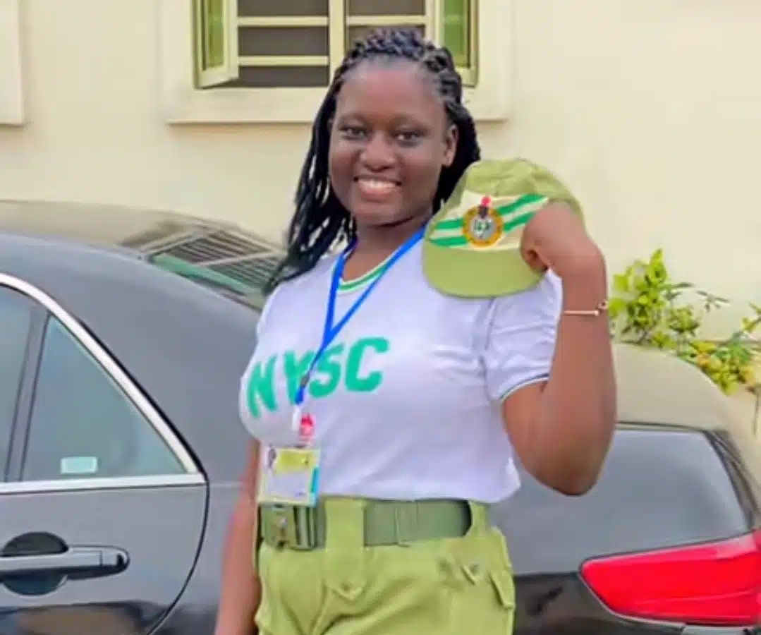 Youth corps member recreates mother’s NYSC photo 24 years later with own daughter