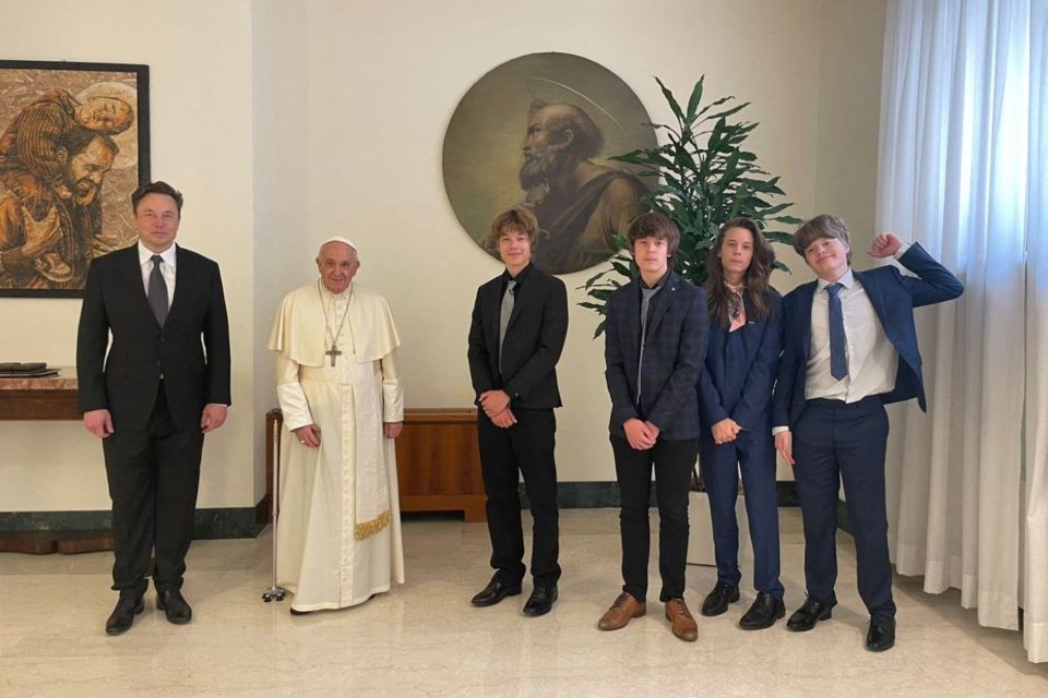 Musk with Pope Francis and his children Damian, Kai, Saxon and Griffin