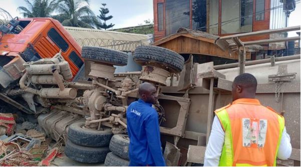 Driver dies as trucks collide in Lagos