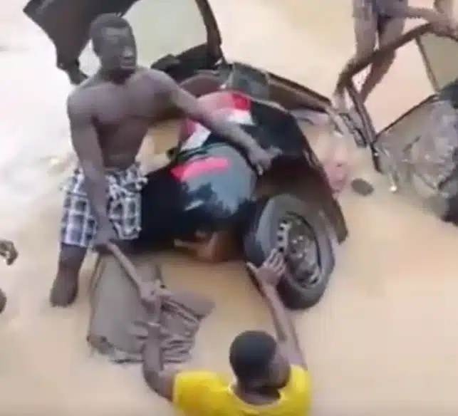 Horror as family and 2 strangers they pick up on the road drown in river accident