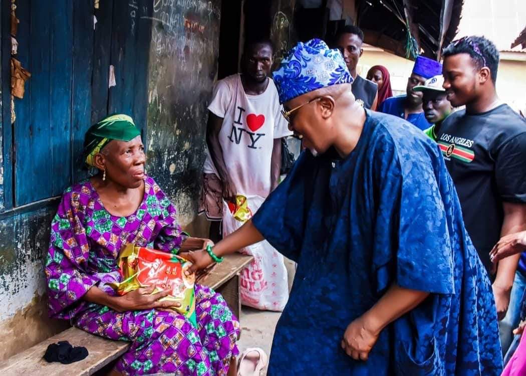 Osun Monarch Oluwo Shares Cash, Rice To Aged Subjects