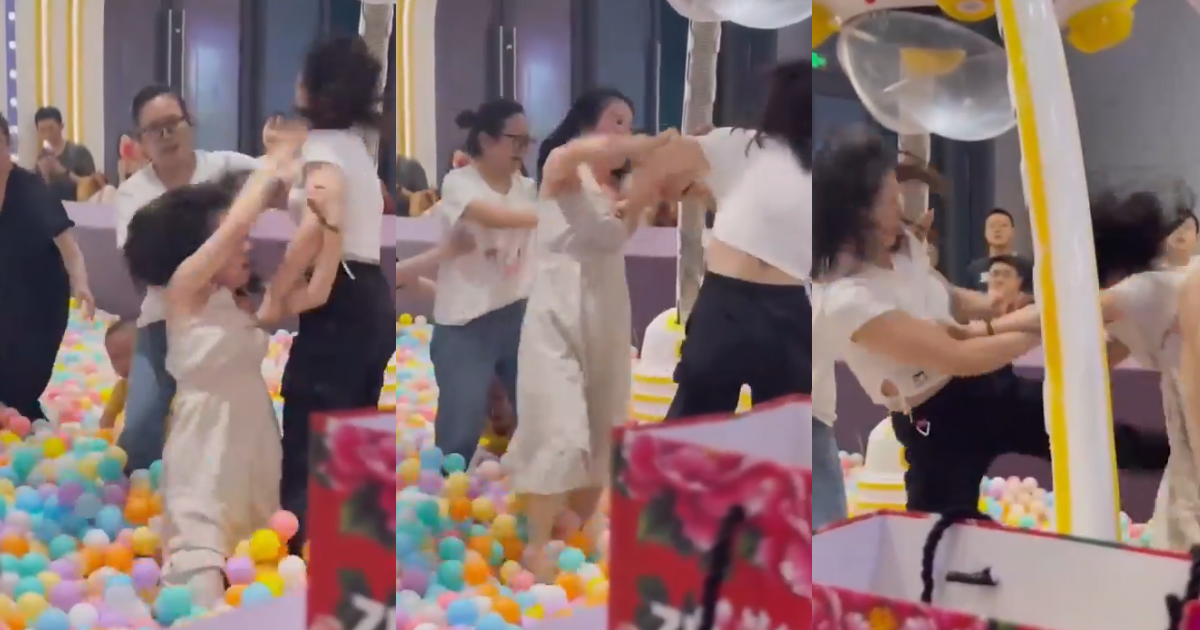 Two Mothers F!ghting In A Ball Pit Sh0cks Onlookers And Online Viewers (WATCH)