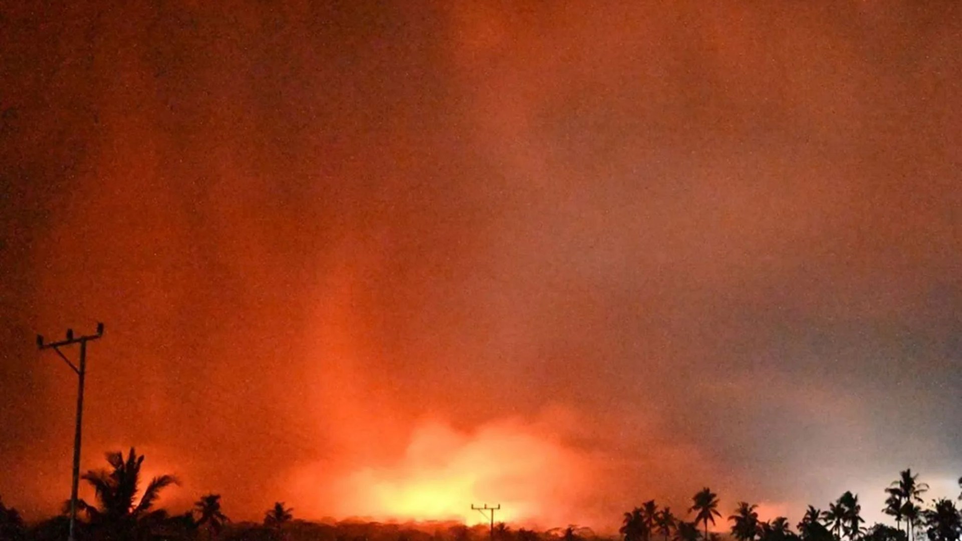 At least 10 dead in massive volcano eruption as Mount Lewotobi Laki-laki spews lava & flaming rocks in Indonesia