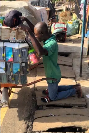 Man gifts cash to petty trader after seeing him kneeling to pray before beginning sales