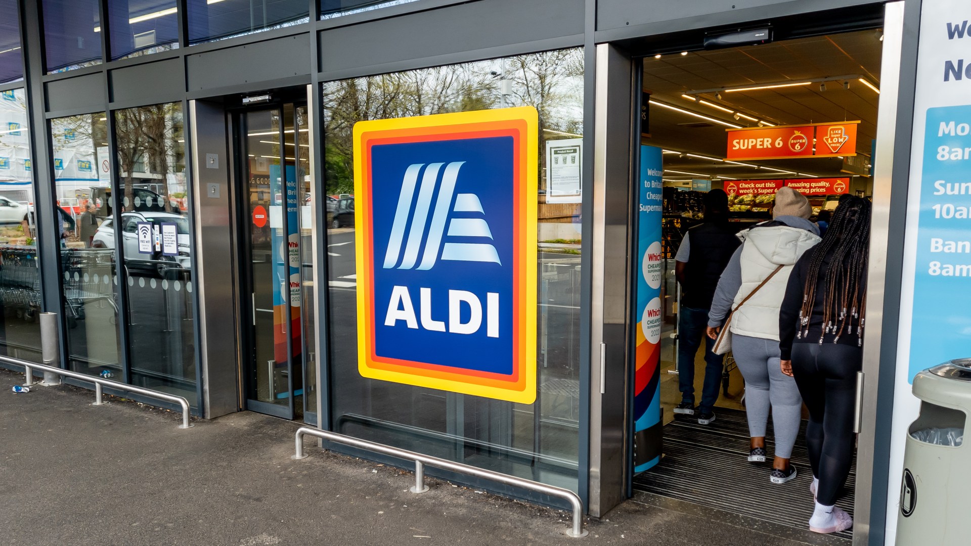 Shoppers run to Aldi to bag £13 XL candle just in time for Christmas - it makes the perfect gift and smells ‘divine’