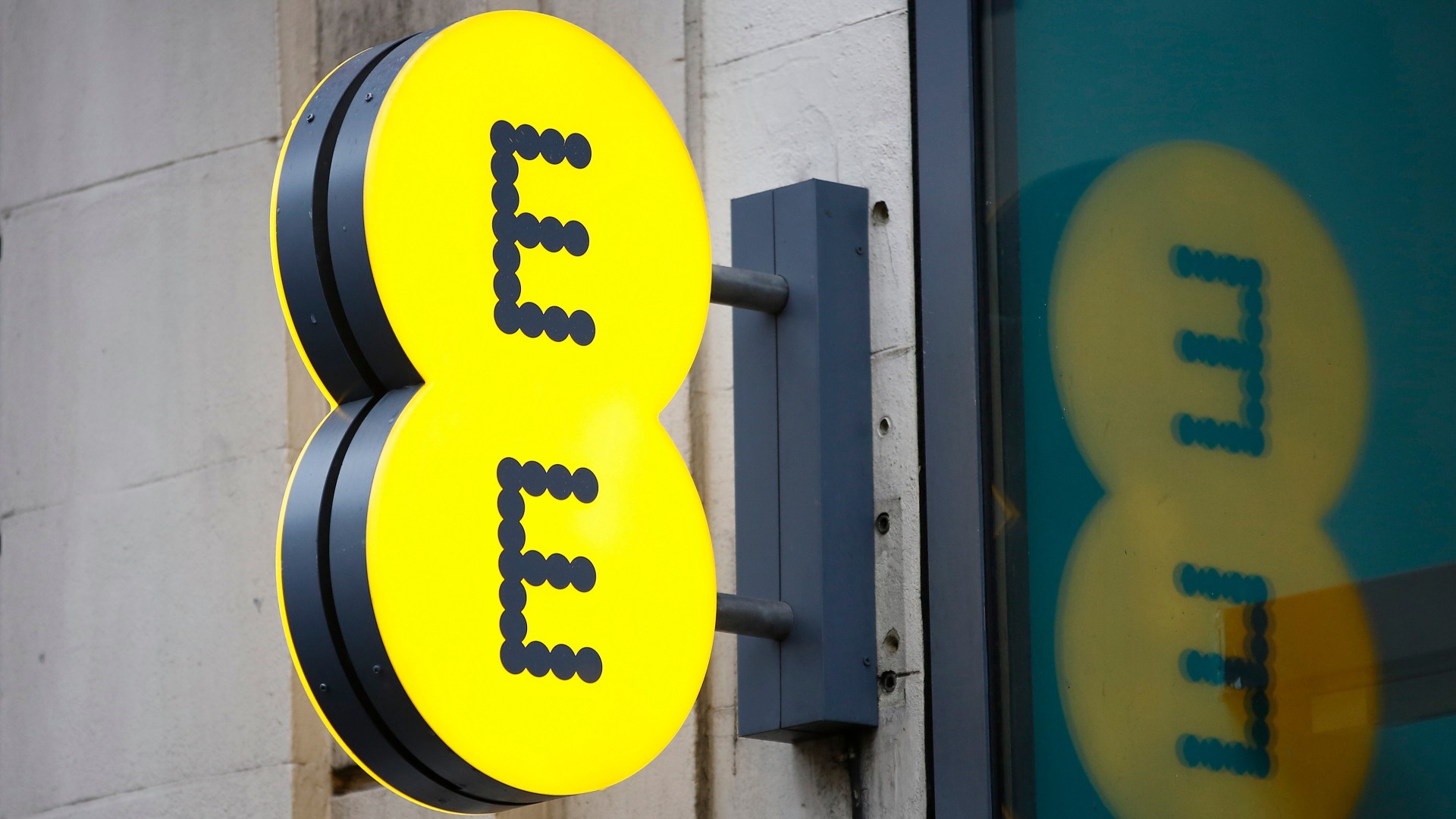 EE to scrap special service used by thousands with Apple devices within DAYS - what it means for you