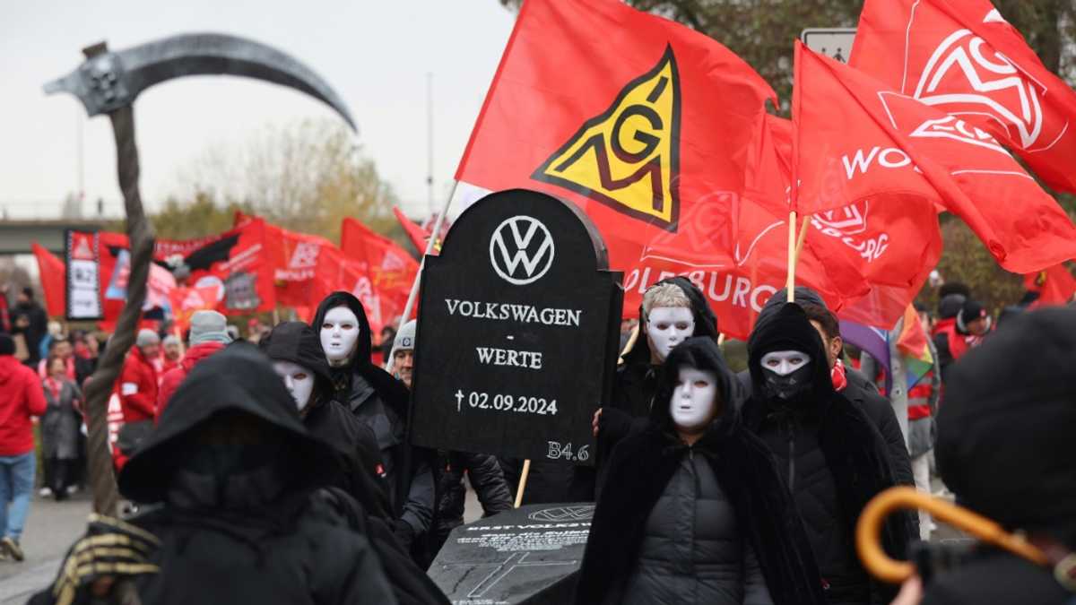 Volkswagen workers head towards strikes from December