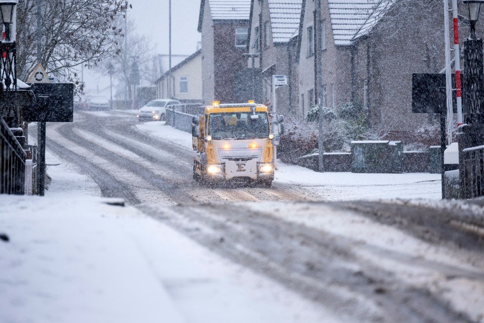 Storm Bert bring snow chaos to Kirkintilloch as vehicles struggle