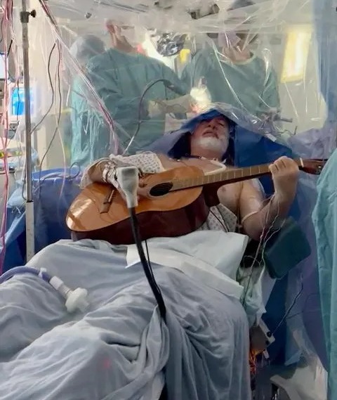 Watch the moment man plays guitar while having brain surgery to remove ‘golf ball-sized’ tumour – The Scottish Sun