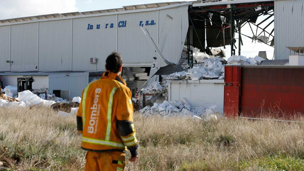 Spain factory explosion kills three, injures seven