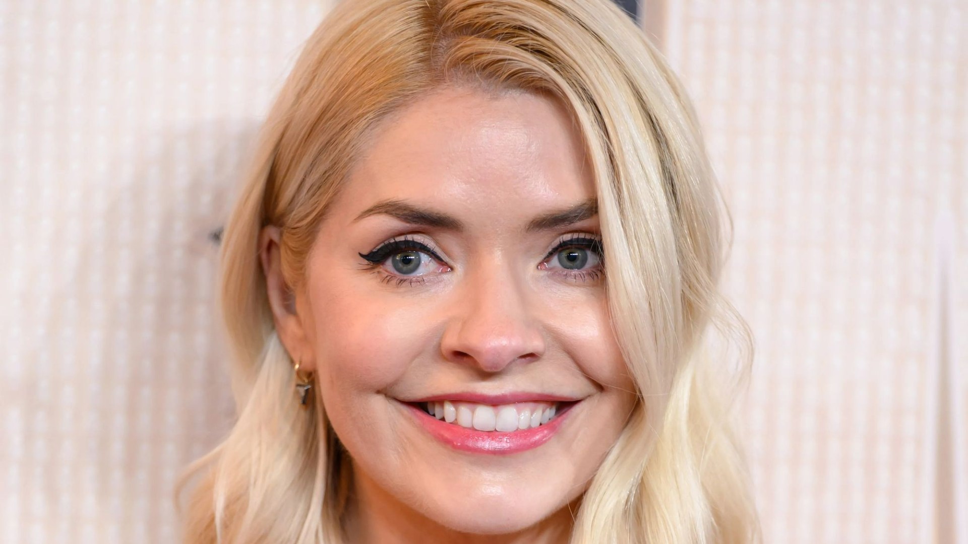 I’m Holly Willoughby’s makeup artist - the £5 Superdrug secret behind her youthful glow & it's great for lips & eyes too