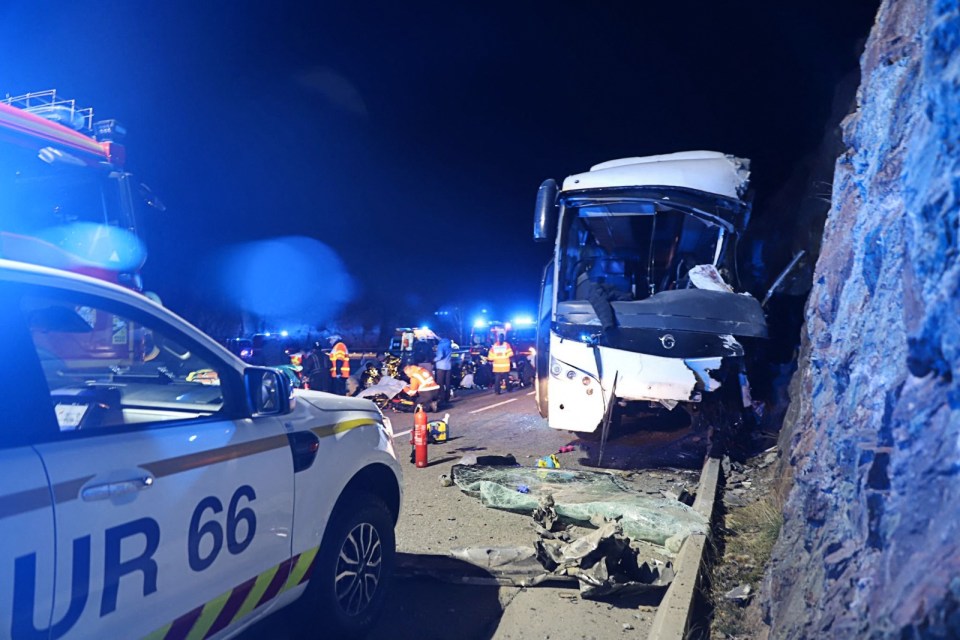 A Spanish coach travelling between Barcelona and Andorra overturned on a mountain road in the ski resort of Porte-Puymorens