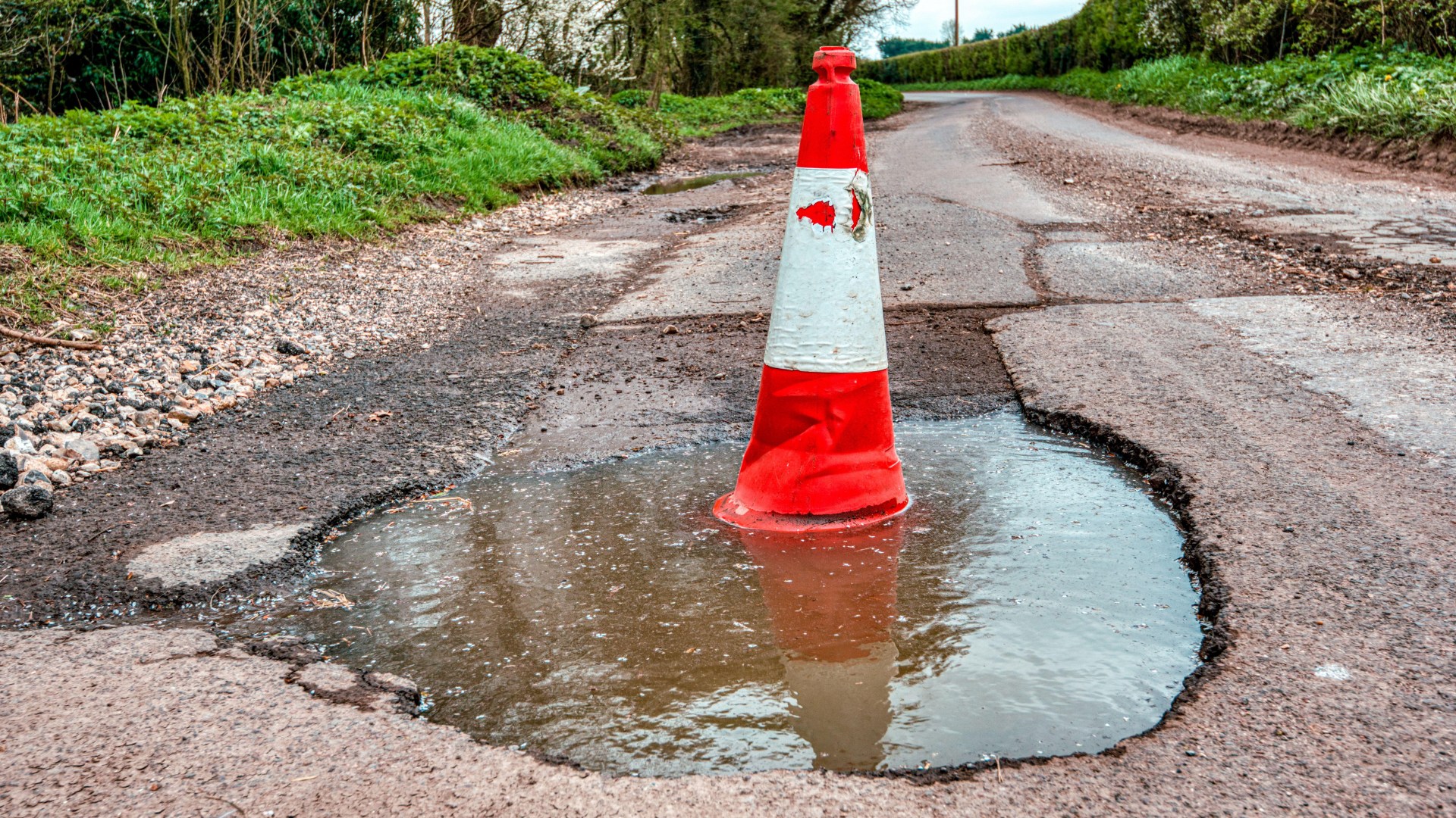 Huge boost for motorists as Keir Starmer pledges £1.6BILLION to fill potholes on UK's crumbling roads