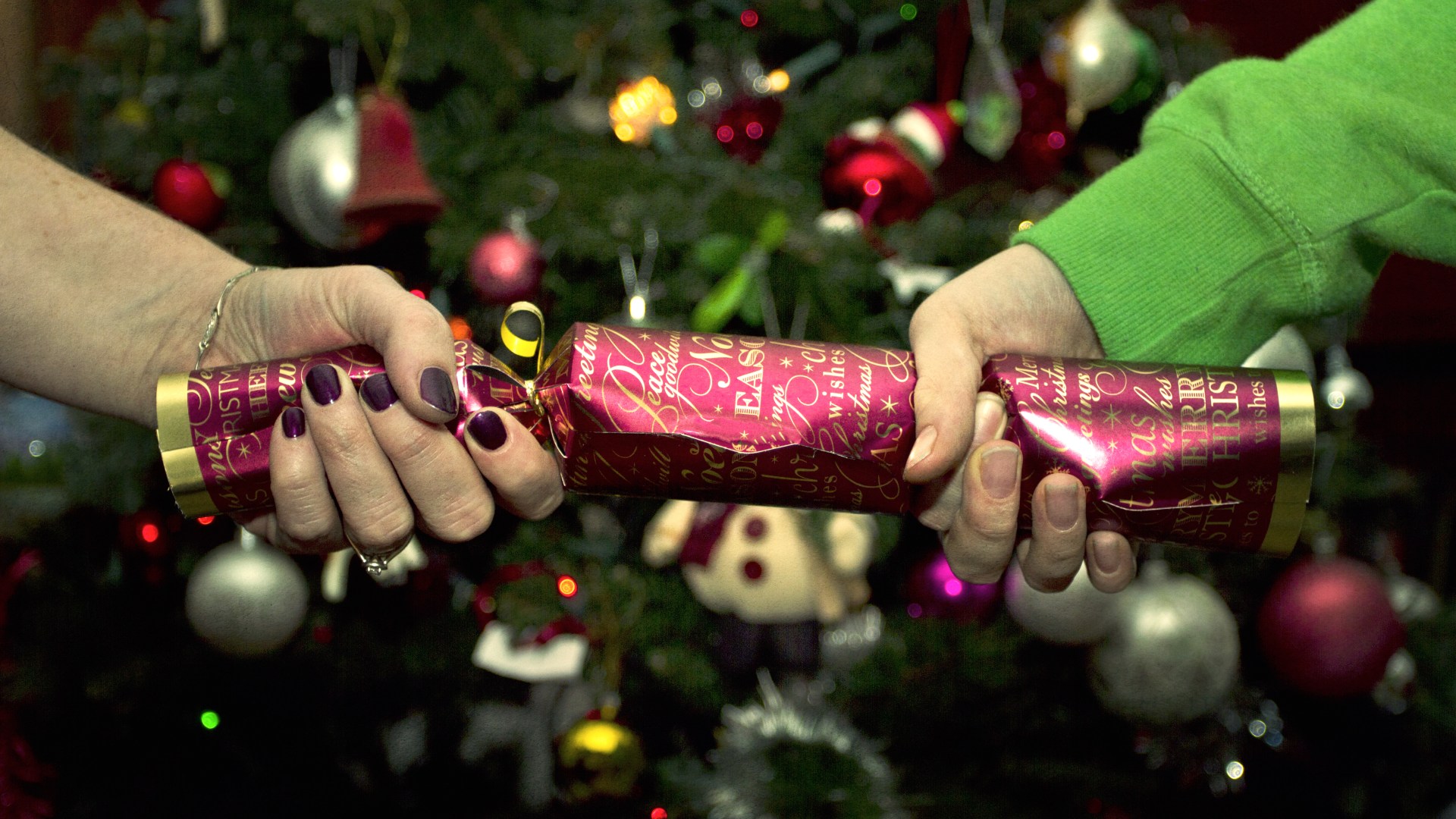 Three fun and cheap tips to DIY your own Christmas crackers