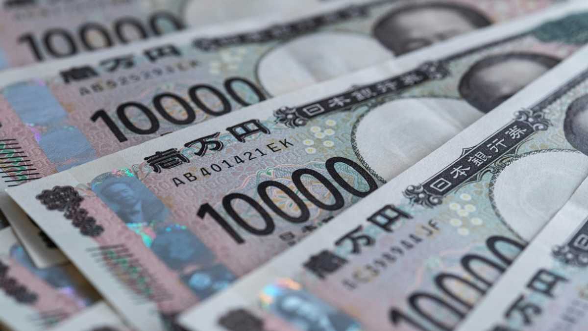 Japanese shares gain on weaker yen after Christmas break