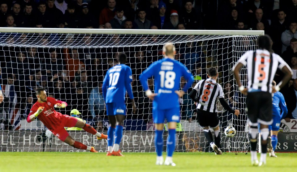 26.12.2024 St Mirren v Rangers: Oisin Smyth scores for St Mirren from the spot