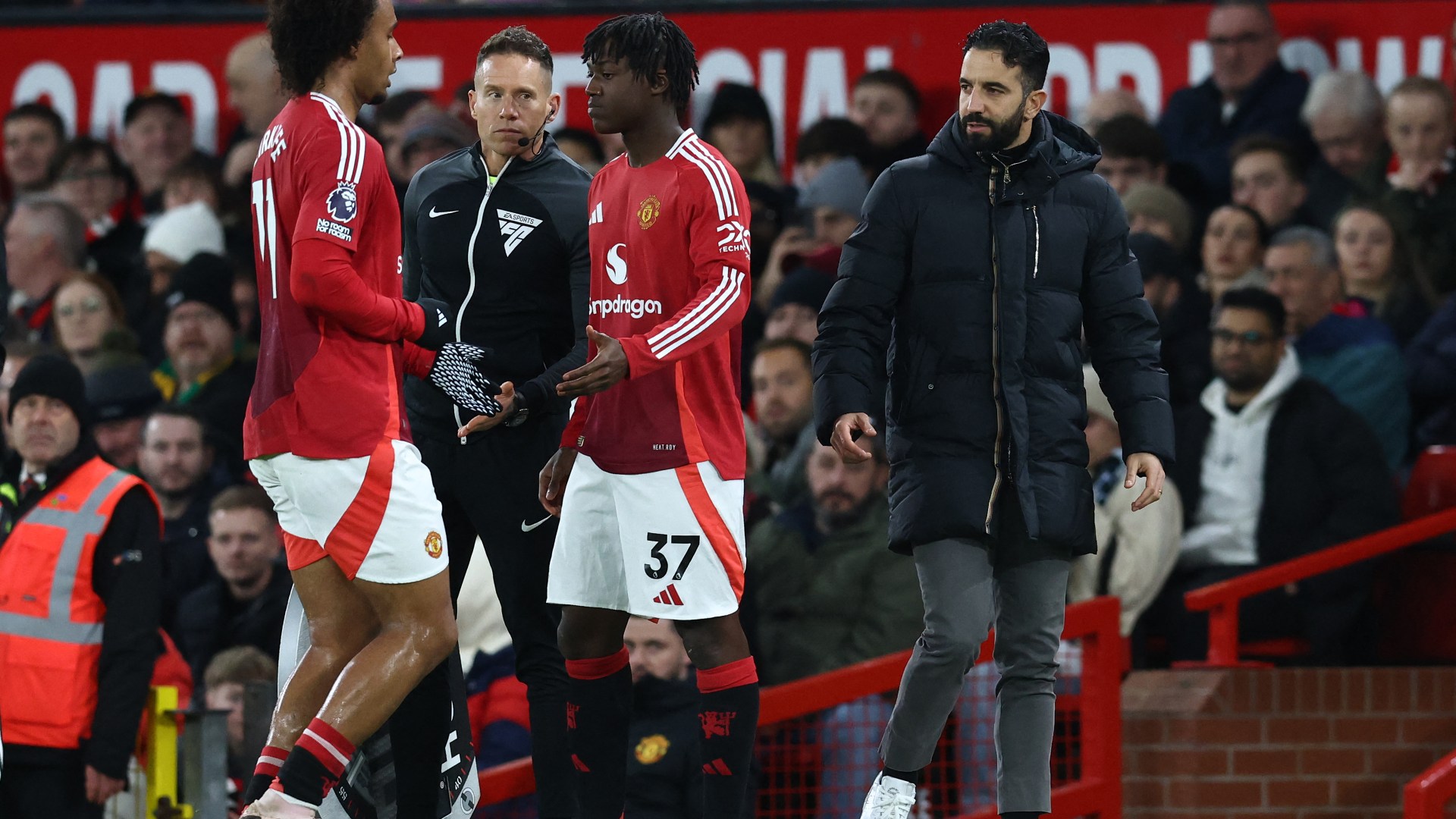 Ruben Amorim hauls off Joshua Zirkzee after 33 minutes to huge cheers as Man Utd as Neville says ‘that is brutal’ – The Scottish Sun