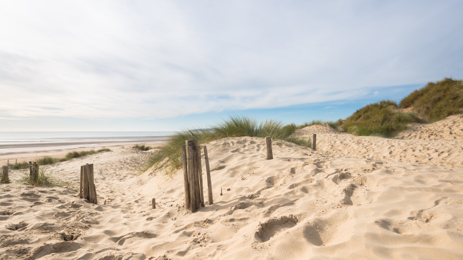 Holiday destination under an hour from London has 'UK's only desert' and warmest beach, plus plenty of free attractions