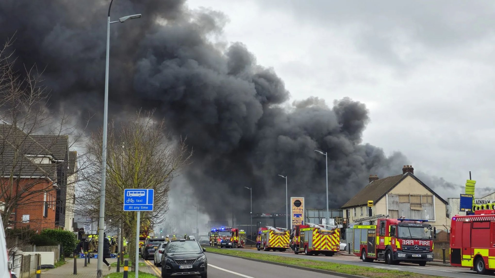 Huge fire erupts sending black smoke billowing into the sky as locals told keep your ‘doors & windows SHUT’ – The Scottish Sun