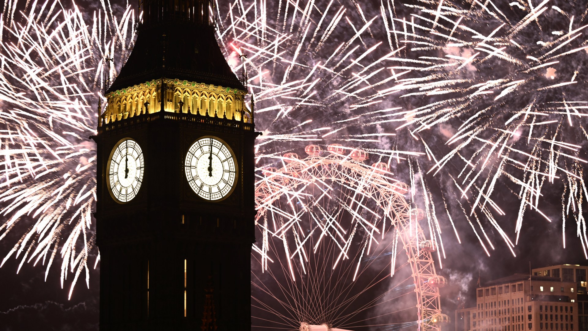 London’s New Year's Eve fireworks in jeopardy with 45mph wind to hit as expert warns 'brace for disappointment'