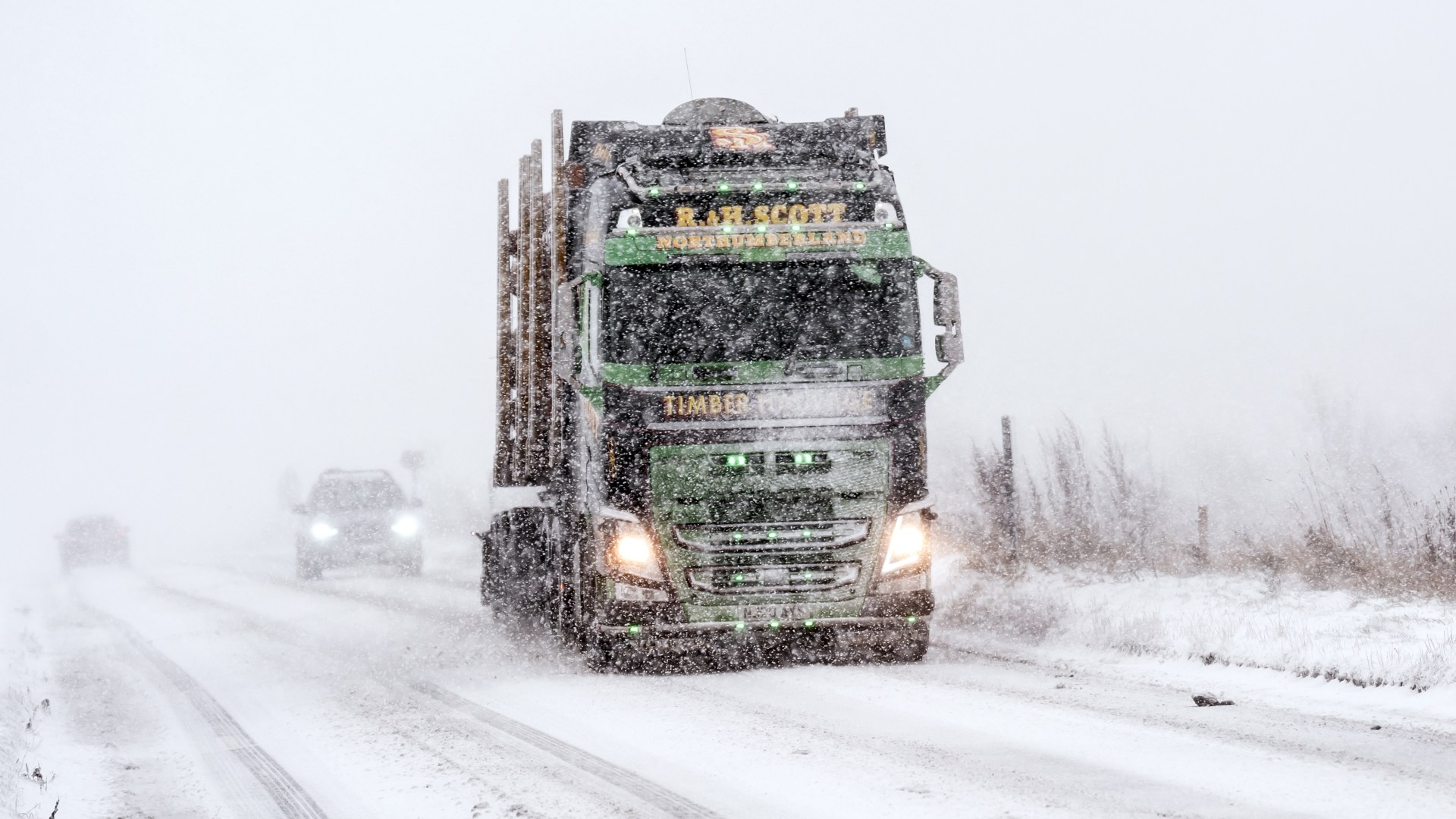 Map reveals where snow is falling in Britain today - as Met Office gives weather forecast for Christmas Day