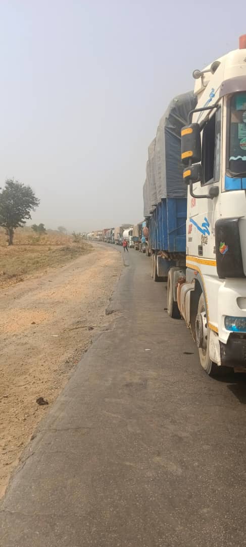 Passengers stranded as trailers block Abuja-Kaduna road [PHOTO]