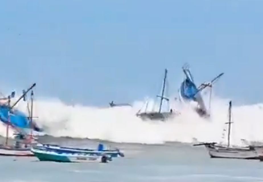 Watch terrifying moment massive freak waves batter Peru sweeping away boats & swamping seaside towns