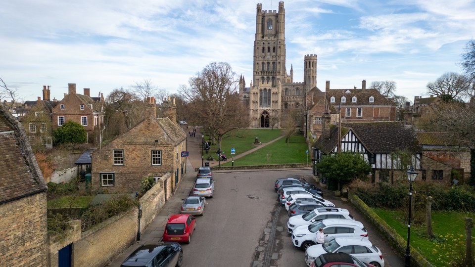 The street is actually lined with cars slotted into the parking bays opposite the cathedral