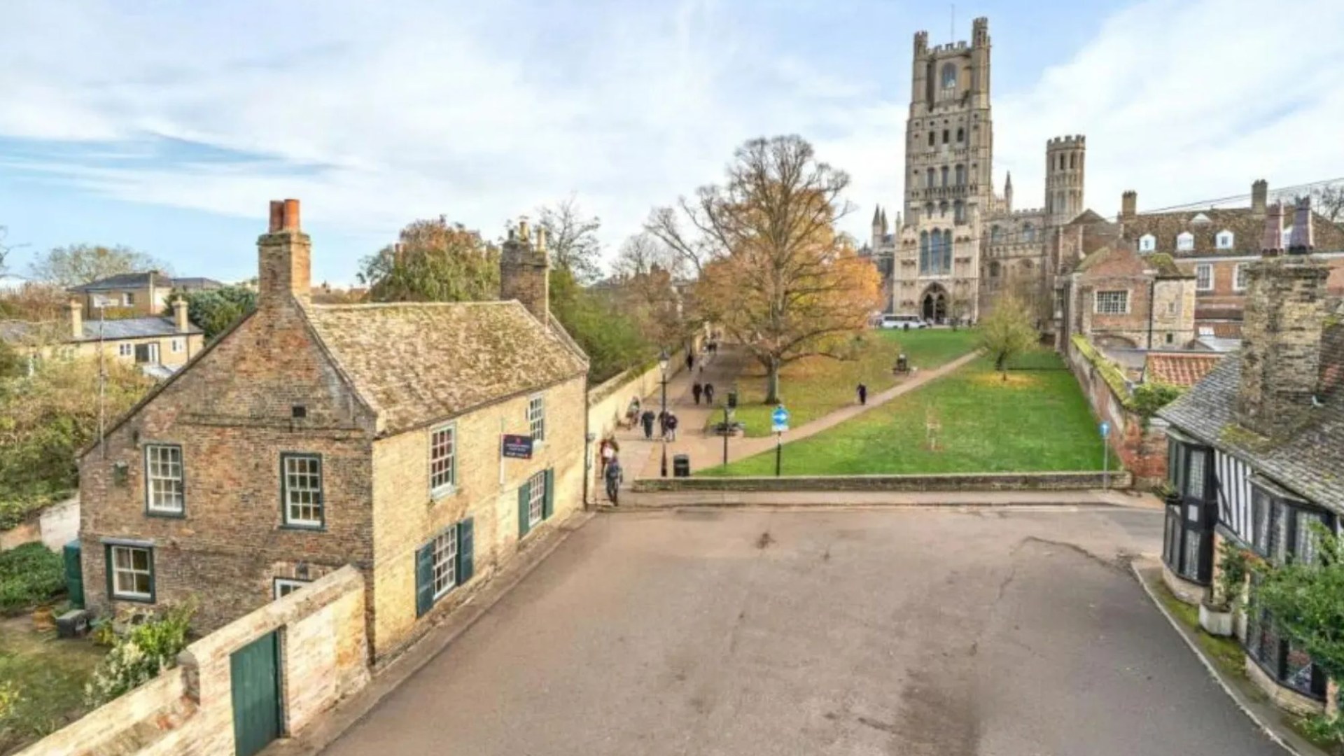 Estate agent makes big change to pictures of cottage as it goes on market for first time in a century - can you spot it?