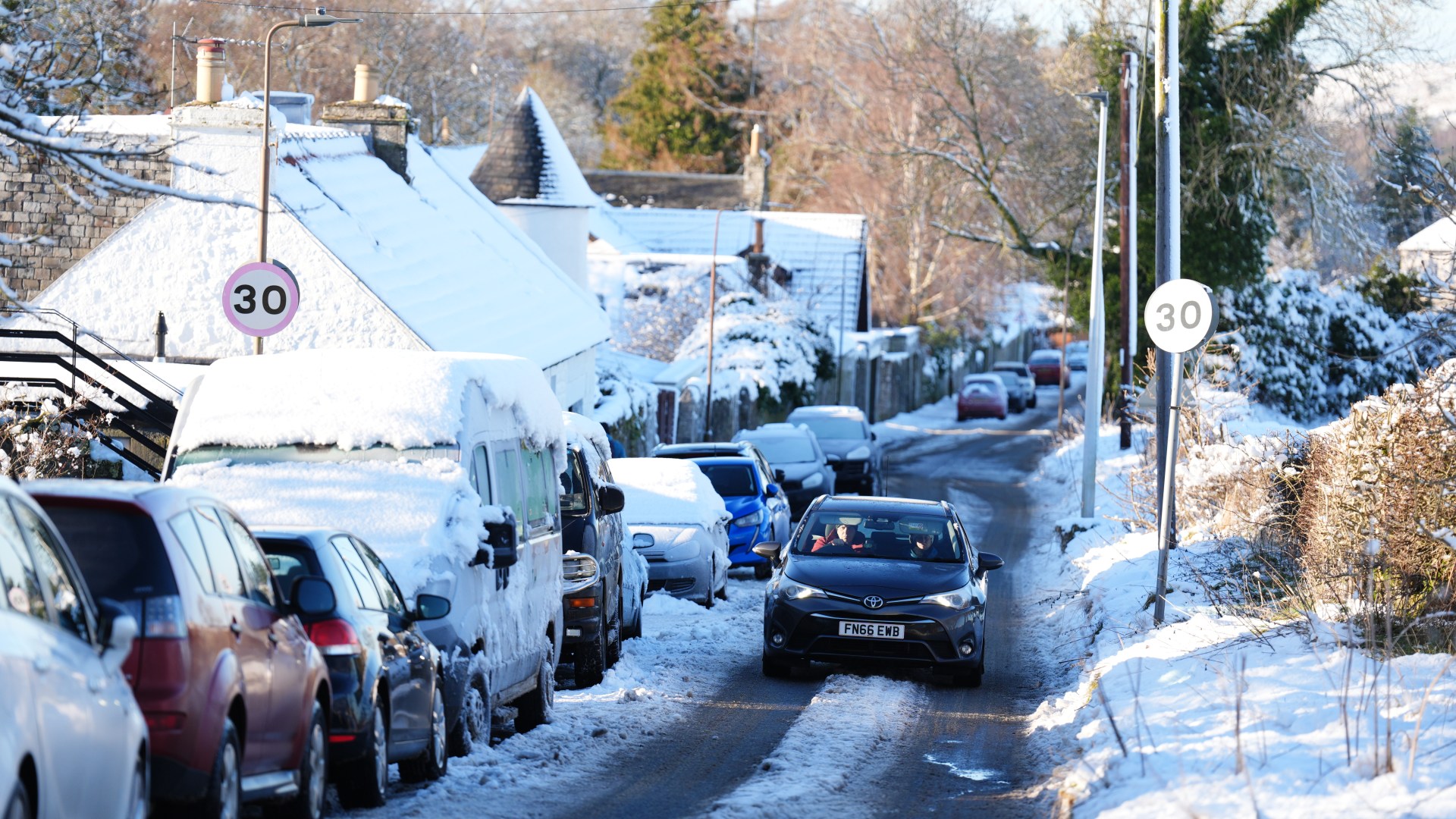 UK weather: Rare amber snow warnings issued with 14 inches of white stuff to fall today after deadly -5C cold snap