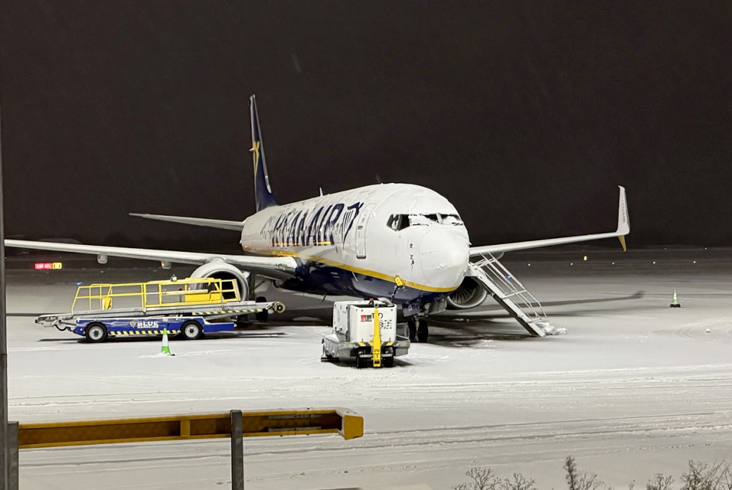 UK weather: Travel chaos as airports closed due to heavy snow & -11C chill - with freezing rain & more flurries to come