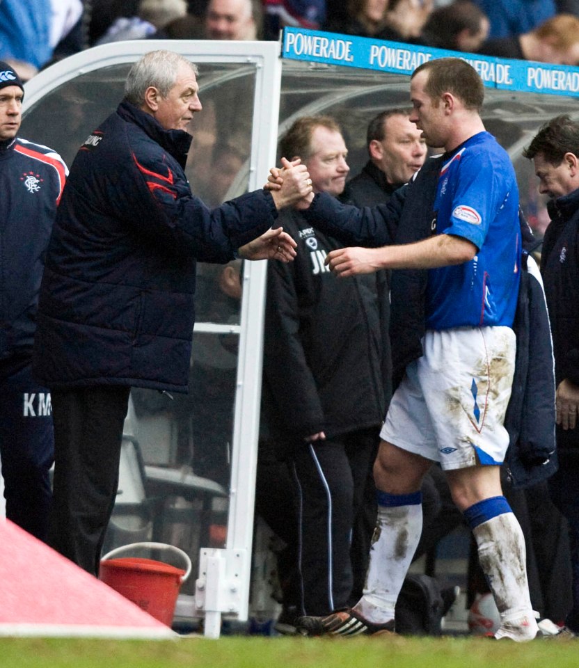 Walter Smith congratulates a Rangers player.