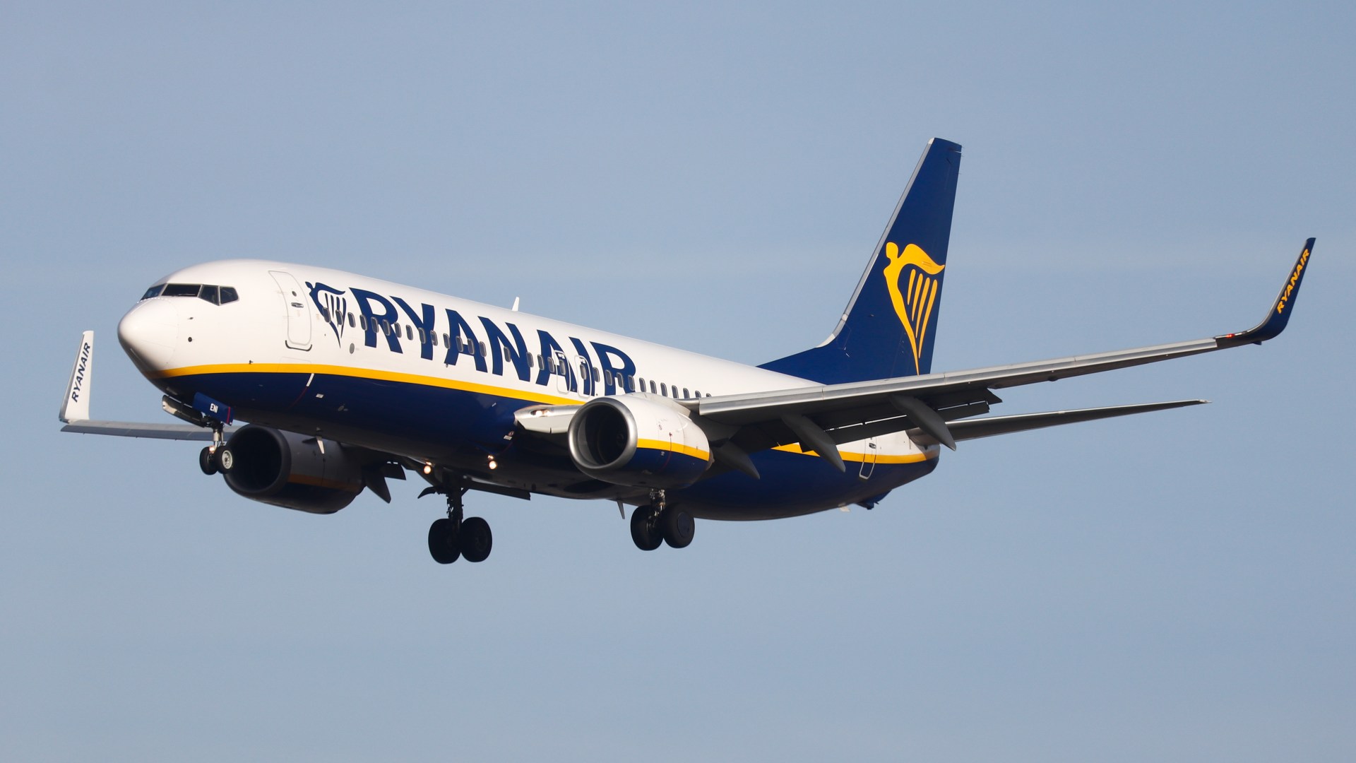 Little-known ways Ryanair keeps flights so cheap including using one type of plane and ditching skybridges