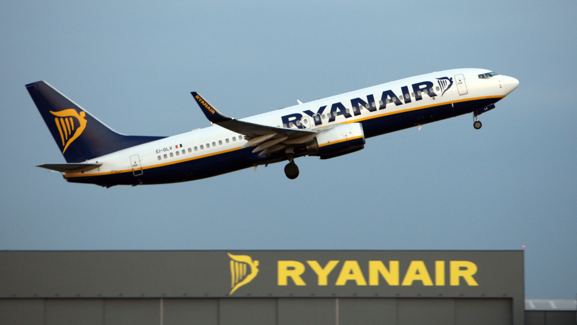 Ryanair pushes strict alcohol limit for passengers at airports