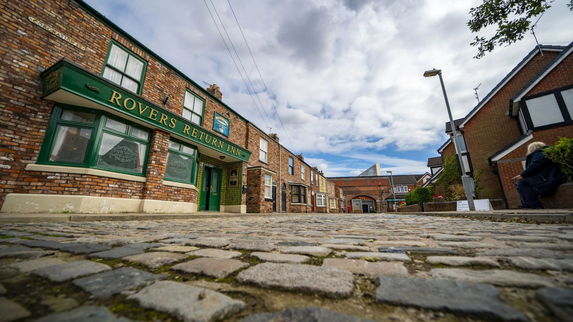 Corrie boss quits soap after 10 years and moves to rival soap amid cast exodus