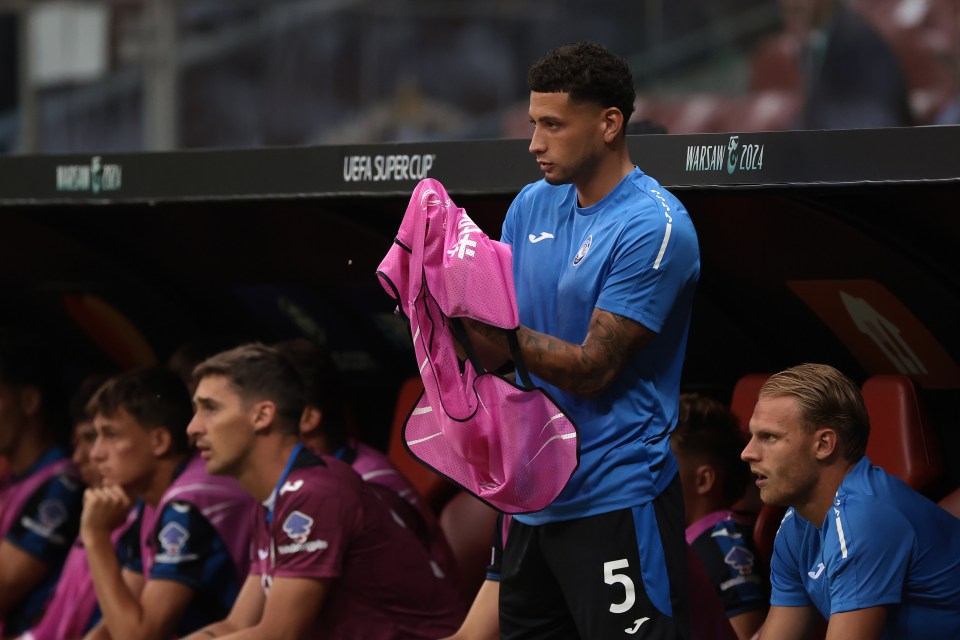 Ben Godfrey of Atalanta putting on a bib during the UEFA Super Cup.