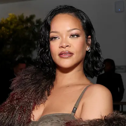 Rihanna trends over savage response to troll who mocked her forehead 